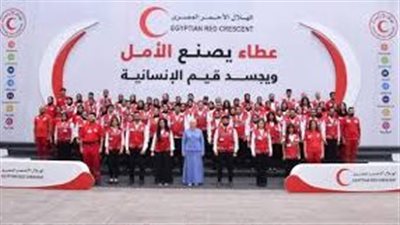 السيدة انتصار السيسى تشهد مع متطوعى الهلال الأحمر وصول مساعدات غزة مليون طن