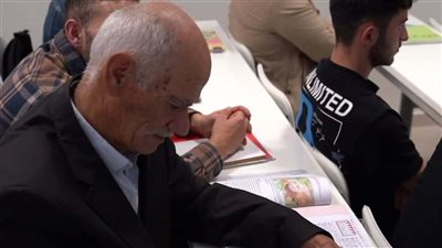 قطار العلم لا يفوت.. تركي في الـ 75 يتحدى العمر ويتخرج من جامعة بايبورت
