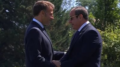 الرئيس السيسي يصل مقر انعقاد قمة مجموعة السبع.. وماكرون في استقباله
