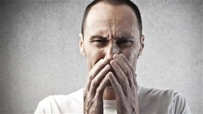 احذر من خطورة كتم العطسة.. استشاري: تصيب بانفجار حويصلات الرئة ونزيف بالمخ