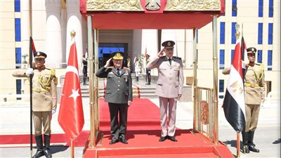 الفريق أحمد خليفة رئيس أركان حرب القوات المسلحة يلتقى رئيس هيئة الأركان العامة للقوات المسلحة التركية