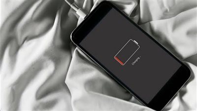 هل الشحن طوال الليل يضر بطارية الهاتف أم أنها مجرد خرافة شائعة؟