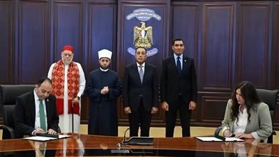 جانب من التوقيع 