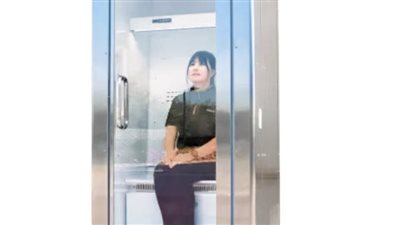 ابتكار ياباني جديد.. ثلاجة متنقلة لمواجهة الحرارة الشديدة وتخفيف معاناة العاملين