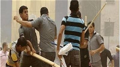 شرحوا جسمه بسلاح أبيض.. شابان يشرعان في قتل آخر وسط الشارع بالسلام