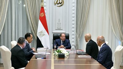 السيسي يوجه بتكثيف معارض المستلزمات الدراسية وضمان تطبيق الحد الأدنى للأجور بالمدارس