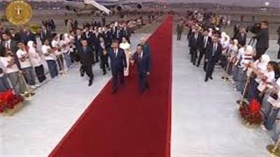 أطفال يحملون أعلام مصر والصين فى استقبال الرئيس الصينى بمطار القاهرة
