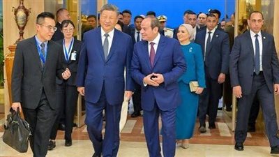 الرئيس السيسى وقرينته يصطحبان رئيس الصين وزوجته فى جولة بالمتحف المصرى الكبير