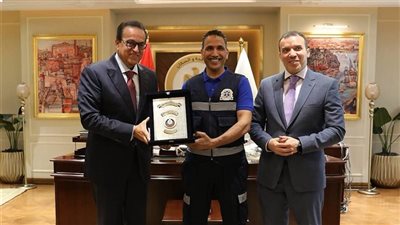 استجابوا لنداء طفل في 6 دقائق.. وزير الصحة يُكرم أبطال الإسعاف لإنقاذهم حياة أب