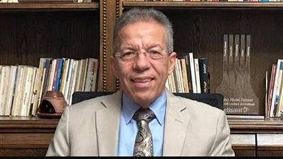 «10 آلاف طبيب خلال 3 سنوات».. نقيب الأطباء يكشف أسباب سفر الأطباء للخارج