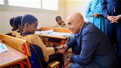 خلال جولة تفقدية بالبحر الأحمر.. وزير التعليم يتابع انتظام الدراسة بحلايب ويشيد بمستوى الطلاب