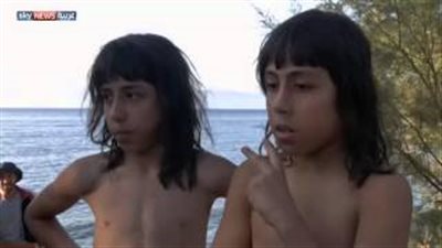 بالفيديو.. مئات اللاجئين يعبرون من تركيا لليونان