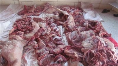 ضبط سيارة مجهولة توزع اللحوم بزعم تبعيتها للقوات المسلحة بالعجمي