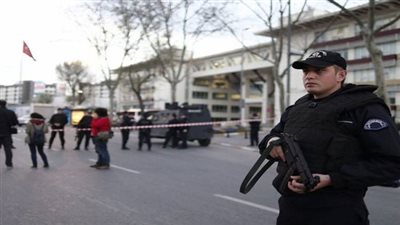 مقتل وإصابة 7 رجال شرطة في انفجار بمدينة 