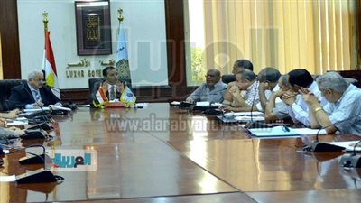 محافظ الأقصر يبحث إنشاء فصول إضافية للقضاء على الكثافة