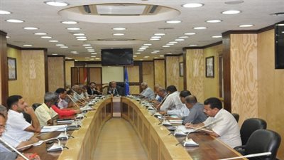 محافظ أسوان يخاطب 