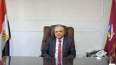 جامعة الفيوم تكرم عميد كلية السياحة والفنادق السابق