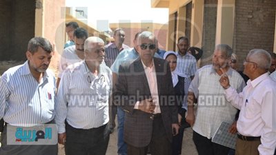 محافظ السويس يتفقد الأعمال النهائية بسوق الباعة الجائلين الجديد