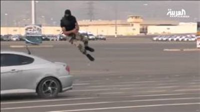 بالفيديو.. أعلى قفزة لجندي سعودي تشعل 