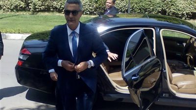 صور وزير النقل الجديد أثناء دخوله مقر الوزارة 