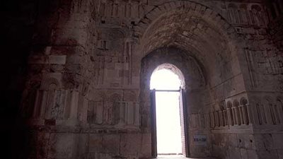 اكتشاف كنيسة أثرية تعود إلى بدايات العصر الإسلامي بالصحراء الغربية