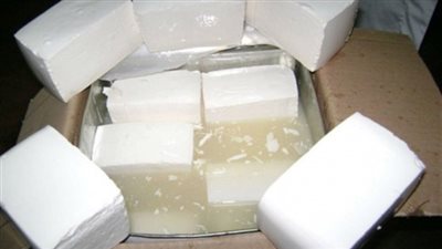 بالصور.. ضبط  6,5 طن جبن منتهية الصلاحية داخل مصنع بالغربية