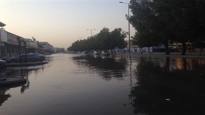 سيارة نقل بنزين تتسبب في كسرالماسورة الرئيسية للصرف بالسويس