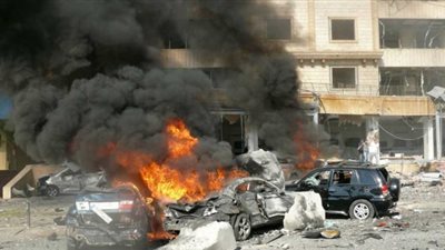 مقتل وإصابة 8 أشخاص في تفجير سيارتين مفخختين بـ