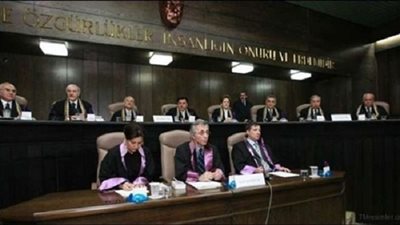 محكمة تركية تتهم صحفيًا بالعمل على 