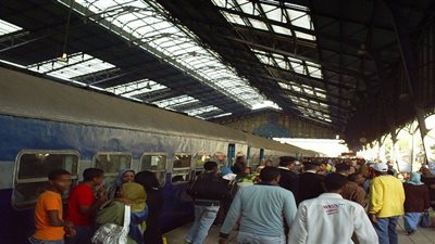 بالصور.. استياء بين الركاب لإغلاق دورات مياه محطة قطار بأسيوط 