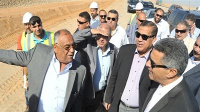 وزير النقل ومحافظ السويس يتفقدان ميناء بور توفيق لإعادة تشغيله