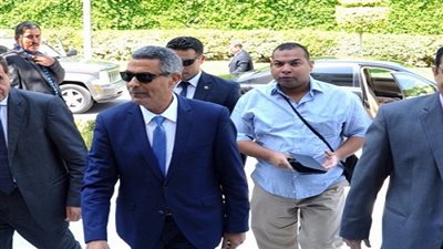 وزير النقل يستمع لشكاوى الركاب بمحطة مصر