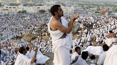 فضائح بعثة الأوقاف في الحرم المكي .. أئمة في حراسة الوزير.. وآخرون يلتقطون الصور التذكارية.. وآخر يبارك المباريات ويسخر من الفتاوى