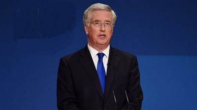 وزير الدفاع البريطاني يعلن مد عمليات المراقبة لـ