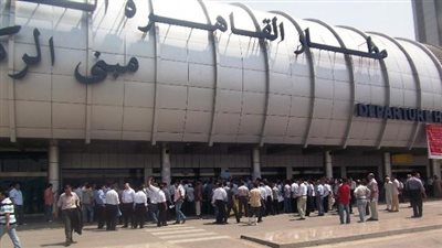 ضبط أمريكية بحوزتها زي عسكري بالمطار