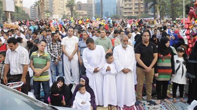 صلاة الساحات المختلطة بين الشباب والبنات.. القطاوي: قلة أدب.. داعية بالأوقاف: مخطط لتشويه الدين.. وآخر: ظهرت منذ عهد 