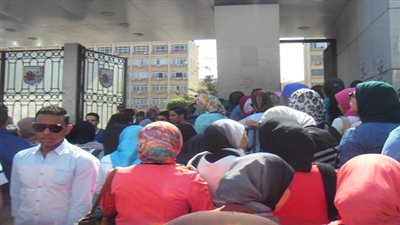 بالصور.. زحام على بوابات جامعة الإسكندرية بسبب 