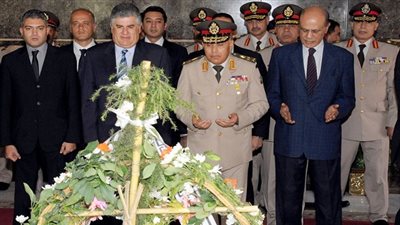 بالصور.. وزير الدفاع يضع إكليل الزهور على ضريح عبد الناصر