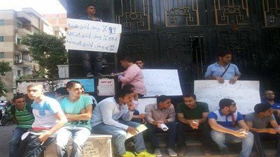 بالصور.. وقفة احتجاجية لطلاب الثانوية الفنية أمام وزارة التعليم