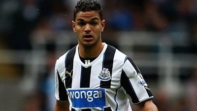 اللاعب الفرنسي حاتم بن عرفة يرفع لافتة 