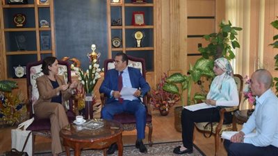 رئيس جامعة المنصورة يستقبل مديرة برنامج المنح لهيئة الامديست 