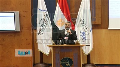 رئيس ميناء الاسكندرية يستعرض معوقات الحاويات مع وزير النقل 