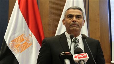 وزير النقل يستقل قاطره الدخيلة فى المسطح المائى بميناء الاسكندرية 