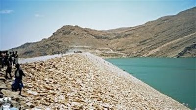 بالفيديو.. رفع أعلام اليمن على سد مأرب