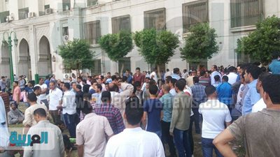 زحام داخل مجمع التحرير بسبب 