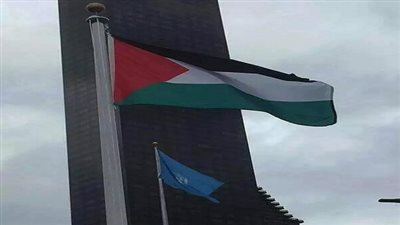 رفع العلم الفلسطينى للمرة الاولى فى الامم المتحدة يتصدر عناوين الصحف