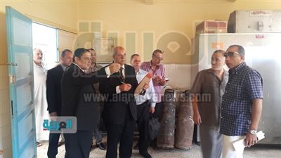 وكيل التعليم بالبحيرة يكافئ معلم ومعلمة لإجادتهم في العمل