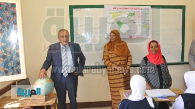 محافظ أسوان يطمئن على سير العملية التعليمية بجولة مفاجئة على المدارس