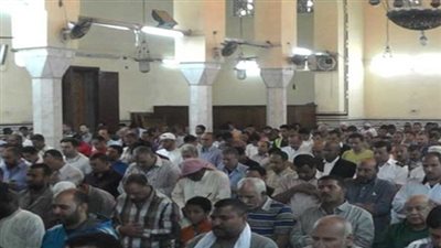 أهالي قنا يصلون الغائب على أروح شهداء 