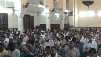 المصلون يؤدون صلاة الغائب على شهداء 